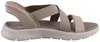 Das Bild zeigt eine beige Sandale die von der Seite betrachtet wird. Die Sandale hat ein schlichtes Design mit einem breiten Riemen über dem Fuß und einem offenen Zehenbereich. Produktbild-Vorschau
