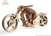 A 3D mechanical wooden model of a motorcycle, specifically a chopper, is displayed against a white background. Anteprima dell’immagine prodotto