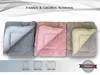 Three folded blankets in different colors displayed side-by-side, with size options and a quality badge at the bottom. Produktbild-Vorschau