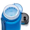 Close-up of the top of a blue water bottle with a strainer inside. Produktbild-Vorschau