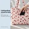Cord Schultertasche mit Erdbeermuster – Tote Bag mit Produktbild-Vorschau 3