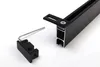 A black aluminum curtain rail with a detached mounting bracket and an Allen key on a white background. Anteprima dell’immagine prodotto