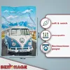 A blanket with a Volkswagen T1 bus design on a road with mountains and sky in the background, along with feature callouts. Produktbild-Vorschau