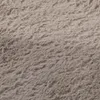A close-up view of a soft, plush rug with a shaggy texture. Voir les images du produit