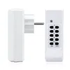 A white remote control and a white electrical outlet adapter are shown against a white background. Anteprima dell’immagine prodotto
