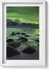 Nordlicht - grüne Landschaft– Wandbild mit Rahmen – Produktbild-Vorschau 1