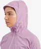 Dame trägt die rosa "WOMEN"S MINIMUS LITE JACKET" von Montane; mit Kapuze und Reißverschluss. Produktbild-Vorschau