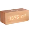 A digital alarm clock made of wood with a wireless charging symbol on top and a digital display showing the time and temperature. Produktbild-Vorschau