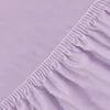 A close-up view of a lavender-colored fitted sheet, showing the texture of the fabric and the elasticized edge. Produktbild-Vorschau