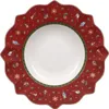 A top-down view of a round, scalloped-edge soup plate with a red background decorated with small Christmas-themed motifs like nutcrackers, gifts, and snowflakes. The center of the plate is white. Anteprima dell’immagine prodotto