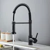 A black kitchen faucet with a pull-down sprayer is shown on a countertop. Produktbild-Vorschau