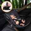 A baby is in a car seat in the back seat of a car. A smaller inset image shows the car seat and its base. Náhled obrázku produktu