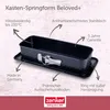 A black rectangular cake pan with a removable base is shown from a slightly elevated angle. Text and arrows highlight its features. Produktbild-Vorschau