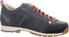 A side view of a single hiking shoe. Voir les images du produit