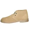 A side view of a single tan desert boot against a white background. Voir les images du produit