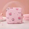 Rosa quadratische Stofftasche mit Pfirsichmuster und kleinen schwarzen Sternen, auf weißer Fläche mit rosa Hintergrundelementen Náhľad obrázku produktu