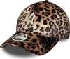 A close-up studio shot of a leopard-print baseball cap. Anteprima dell’immagine prodotto