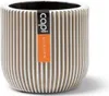 A close-up studio shot of a ribbed planter pot with a label. Voir les images du produit