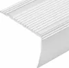 A close-up, angled view of a silver aluminum stair nosing profile against a white background. Anteprima dell’immagine prodotto