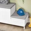 Nahaufnahme von SoBuy Schuhbank FSR172-W: Detail des Stoffpolsters und der weißen Holzstruktur Podgląd zdjęcia produktu
