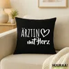 Huuraa Kissenbezug Ärztin mit Herz 40x40cm Black Baumwolle Produktbild-Vorschau 2