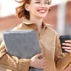 A woman is holding a laptop bag and a coffee cup while walking outdoors. Anteprima dell’immagine prodotto