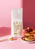 A bag of vegan egg replacer is shown next to a stack of pancakes with berries and syrup. Produktbild-Vorschau
