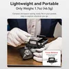 A person wearing white gloves is holding a smartphone with a microscope attachment over a piece of jewelry. Produktbild-Vorschau