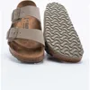A pair of Birkenstock Arizona sandals shown from the top and side, with the sole of one sandal prominently displayed. Produktbild-Vorschau