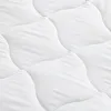 A close-up view of a white quilted mattress topper. Anteprima dell’immagine prodotto