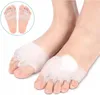 A close-up shot of two feet wearing silicone toe separators. Anteprima dell’immagine prodotto