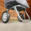 A close-up view of the wheels and frame of a gray shopping trolley. Anteprima dell’immagine prodotto