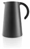 A black insulated jug with a handle, shown in a studio setting with a white background and reflection. Voir les images du produit