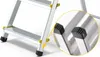 A close-up view of the feet and lower steps of an aluminum ladder, with a magnified inset showing the anti-slip rubber feet. Anteprima dell’immagine prodotto