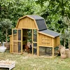 A wooden chicken coop with chickens inside, set in a garden with lush greenery and trees. Anteprima dell’immagine prodotto