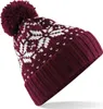 A close-up, studio shot of a knitted beanie with a snowflake pattern. Anteprima dell’immagine prodotto