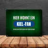 Hier wohnt ein Kiel-Fan Metallschild XXL mit Rasen Motiv Produktbild-Vorschau 4