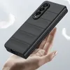 A hand holding a black phone case. Produktbild-Vorschau