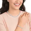 A woman wearing a pearl necklace, bracelet, and earrings. Anteprima dell’immagine prodotto