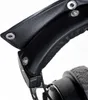 A close-up shot of the headband of a pair of black headphones. Produktbild-Vorschau