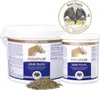 Two tubs of Equipur zink forte horse supplement, with a pile of pellets in the foreground and a circular marketing graphic in the background. Produktbild-Vorschau
