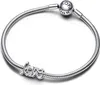 A silver Pandora bracelet with a 'love' charm and a clasp with the Pandora logo. Voir les images du produit