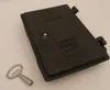 A dark gray metal chimney flap and a silver metal key are placed on a light gray surface. Anteprima dell’immagine prodotto
