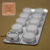 A blister pack of white cleaning tablets is shown on a wooden surface. Produktbild-Vorschau