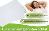 A woman sleeping peacefully on a bed with a folded white blanket next to her. Overlay text highlights product features and origin. Produktbild-Vorschau
