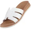 Auf dem Bild ist ein flacher Schuh in der Farbe Weiß abgebildet. Der Schuh ist von der Seite zu sehen und hebt sich durch seine schlichte elegante Form hervor.