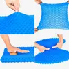A collage of four images showing a blue gel seat cushion being stretched and pressed to demonstrate its flexibility and support. Voir les images du produit