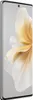 A close-up side view of a silver smartphone with a floral wallpaper on its screen. Voir les images du produit