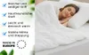 A woman sleeping under a white duvet, with text and graphics on the left side highlighting product features. Produktbild-Vorschau