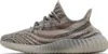 A side view of a single Adidas Yeezy Boost 350 V2 sneaker. Produktbild-Vorschau